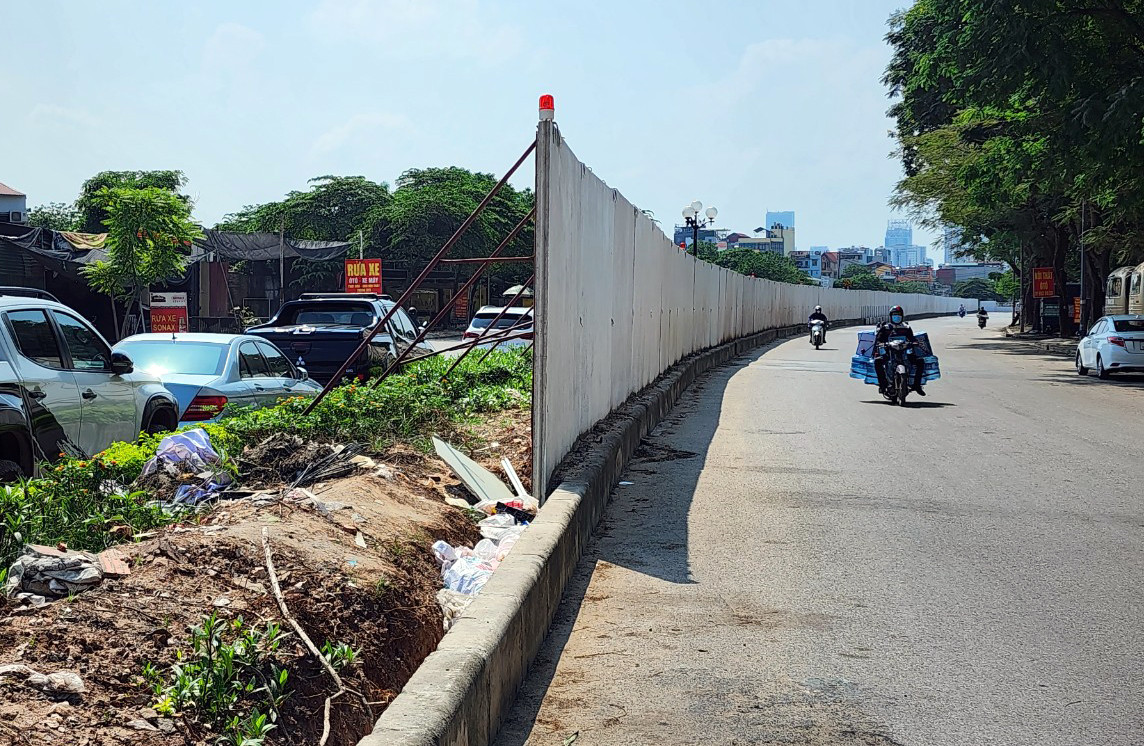 Bức tường rào bê tông ngăn đôi đường vành đai 2,5 đoạn qua khu đô thị Định Công. (Ảnh: Quang Phong)