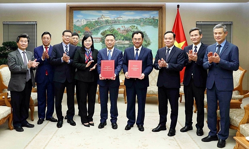Phó thủ tướng Trần Lưu Quang và ông Ye Liaoning, Chủ tịch Tập đoàn Sunny chứng kiến việc trao Biên bản ghi nhớ đầu tư giữa lãnh đạo tỉnh Thái Nguyên với Chủ tịch Tập đoàn Sunny (Trung Quốc) đầu tháng 3/2023