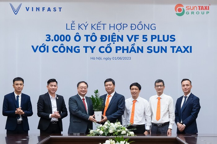 Sun Taxi mua 3.000 ô tô điện của VinFast