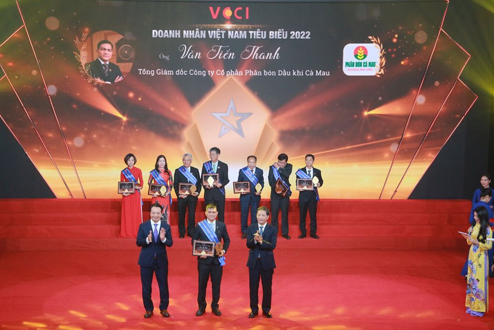 Tổng giám đốc PVCFC Văn Tiến Thanh được tôn vinh "Doanh nhân tiêu biểu năm 2022"