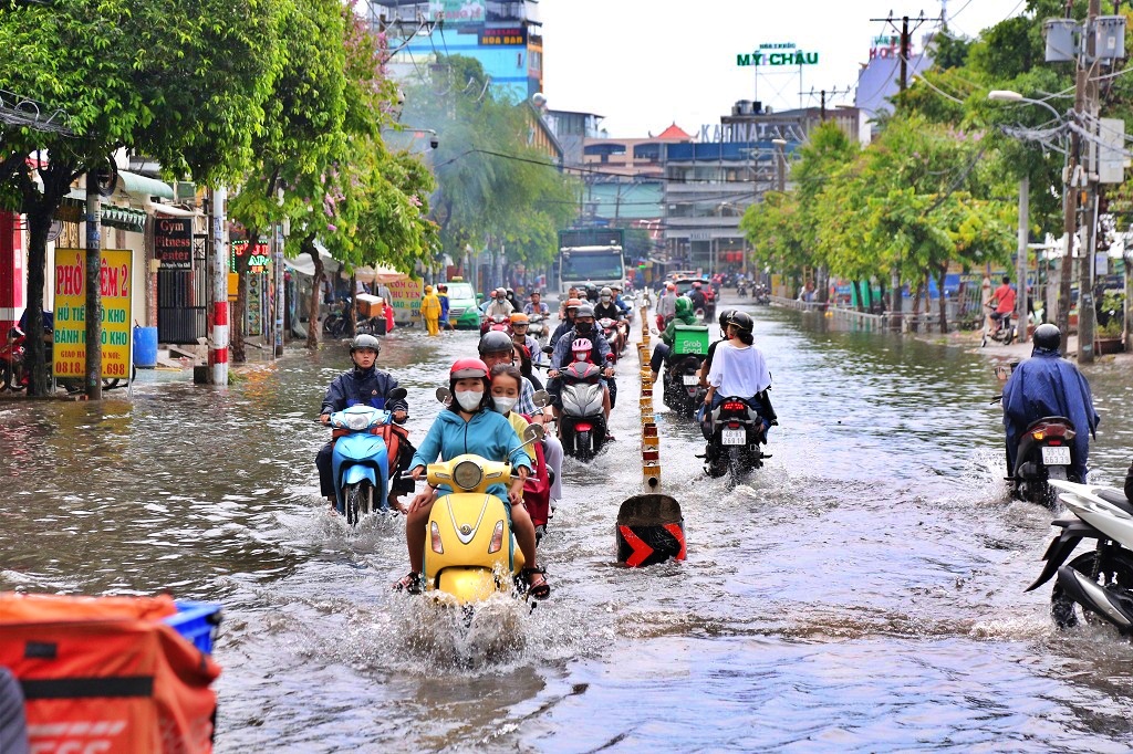 Tp.HCM sống chung với ngập nước sau mưa lớn