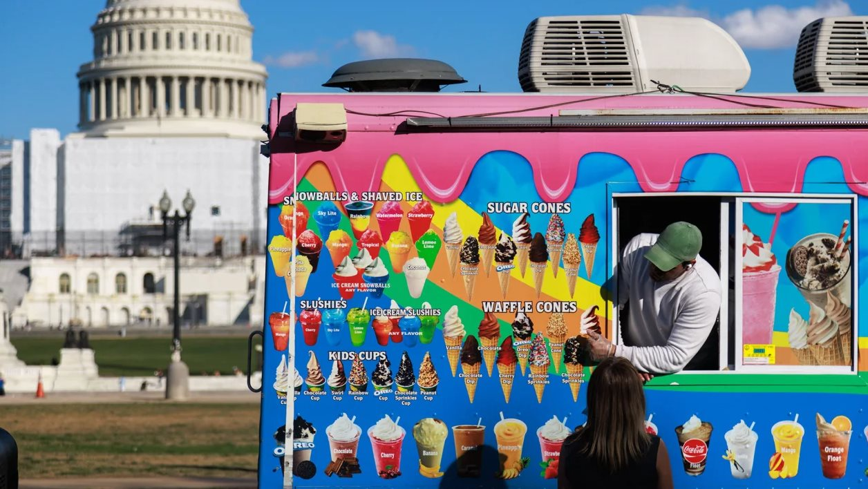 Một xe bán kem bên ngoài Nhà Trắng