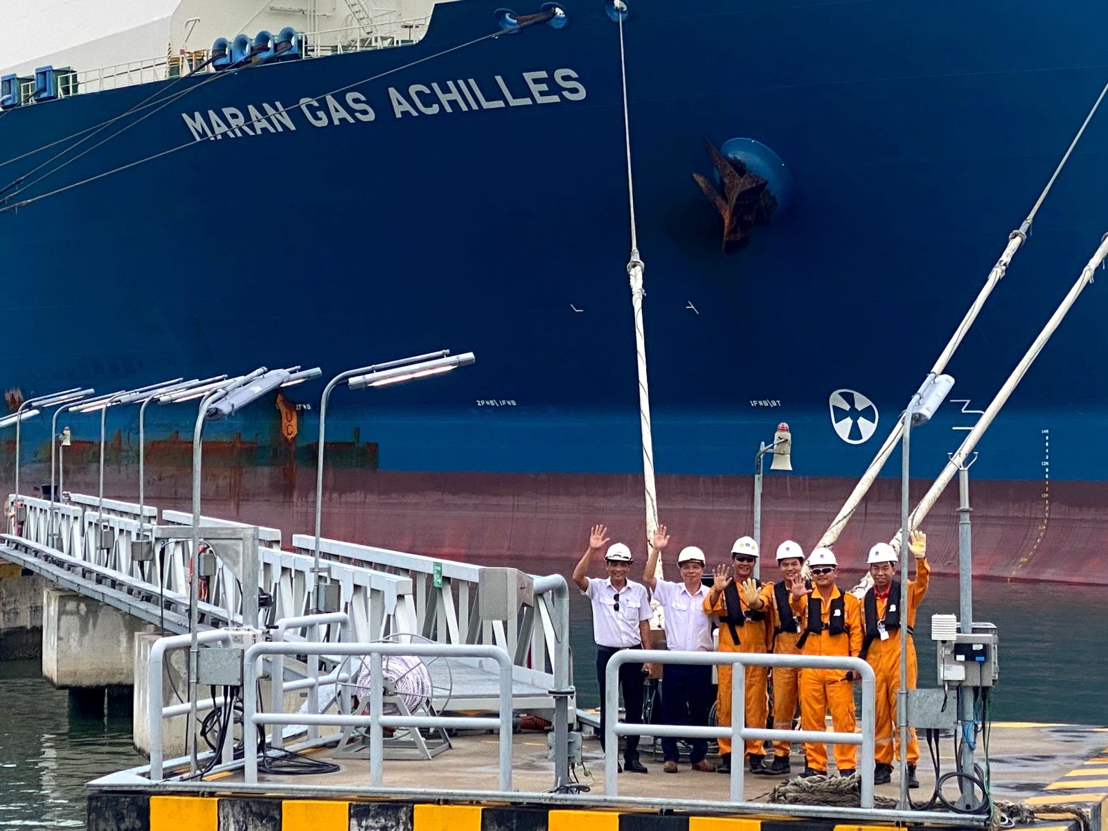 Một số thành viên PV GAS và đồng nghiệp hoàn thành nhiệm vụ trong sự kiện lần đầu tiên tiếp nhận tàu LNG thành công