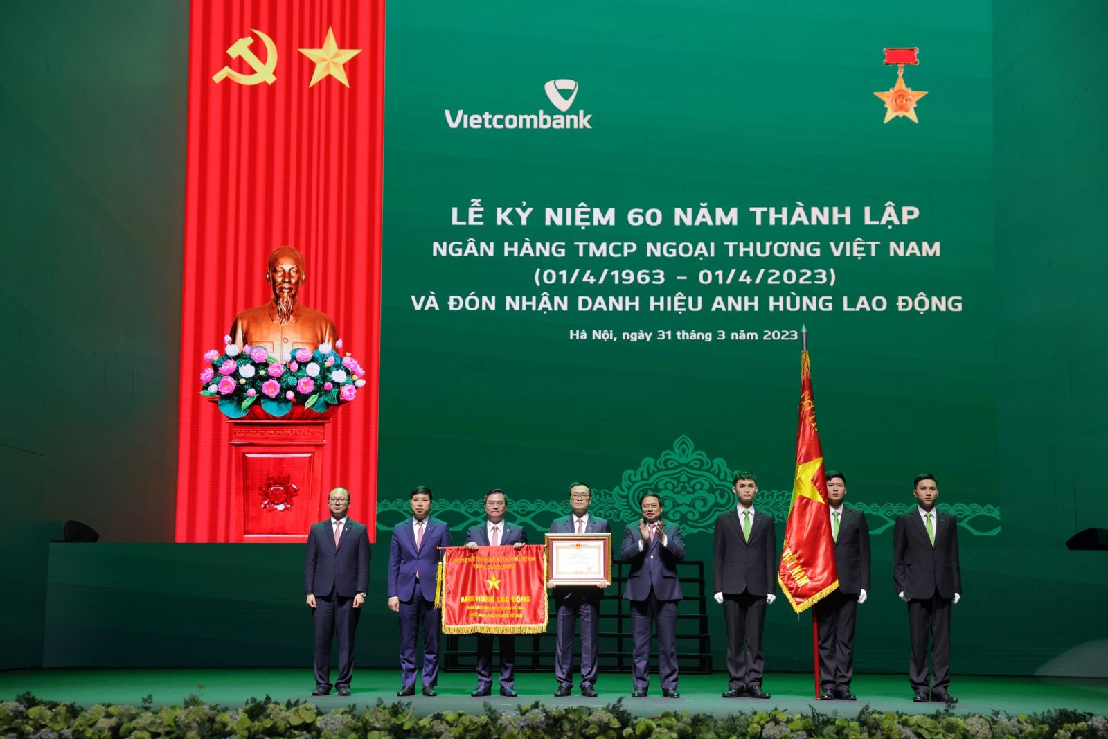 Với nhiều đóng góp lớn, hiệu quả cho kinh tế, xã hội đất nước, Vietcombank vinh dự được Đảng, Nhà nước trao tặng danh hiệu Anh hùng lao động nhân dịp kỷ niệm 60 năm thành lập (01/04/2023).