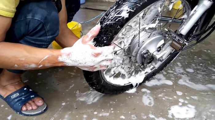 Khi di chuyển trong trời mưa, bùn đất sẽ bám vào xe nếu không được rửa sạch sẽ khiến xe máy dễ bị rỉ sét, giảm độ bền.