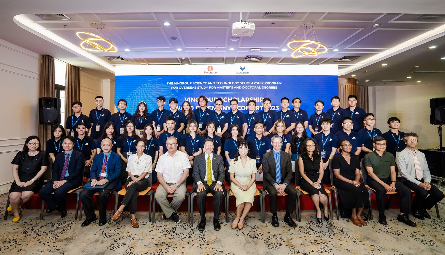 Các sinh viên, học giả Việt Nam xuất sắc nhận Học bổng KHCN Vingroup 2023.