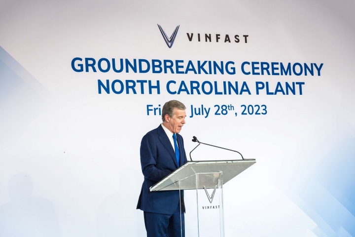 Thống đốc bang Bắc Carolina - Roy Coper phát biểu tại sự kiện.