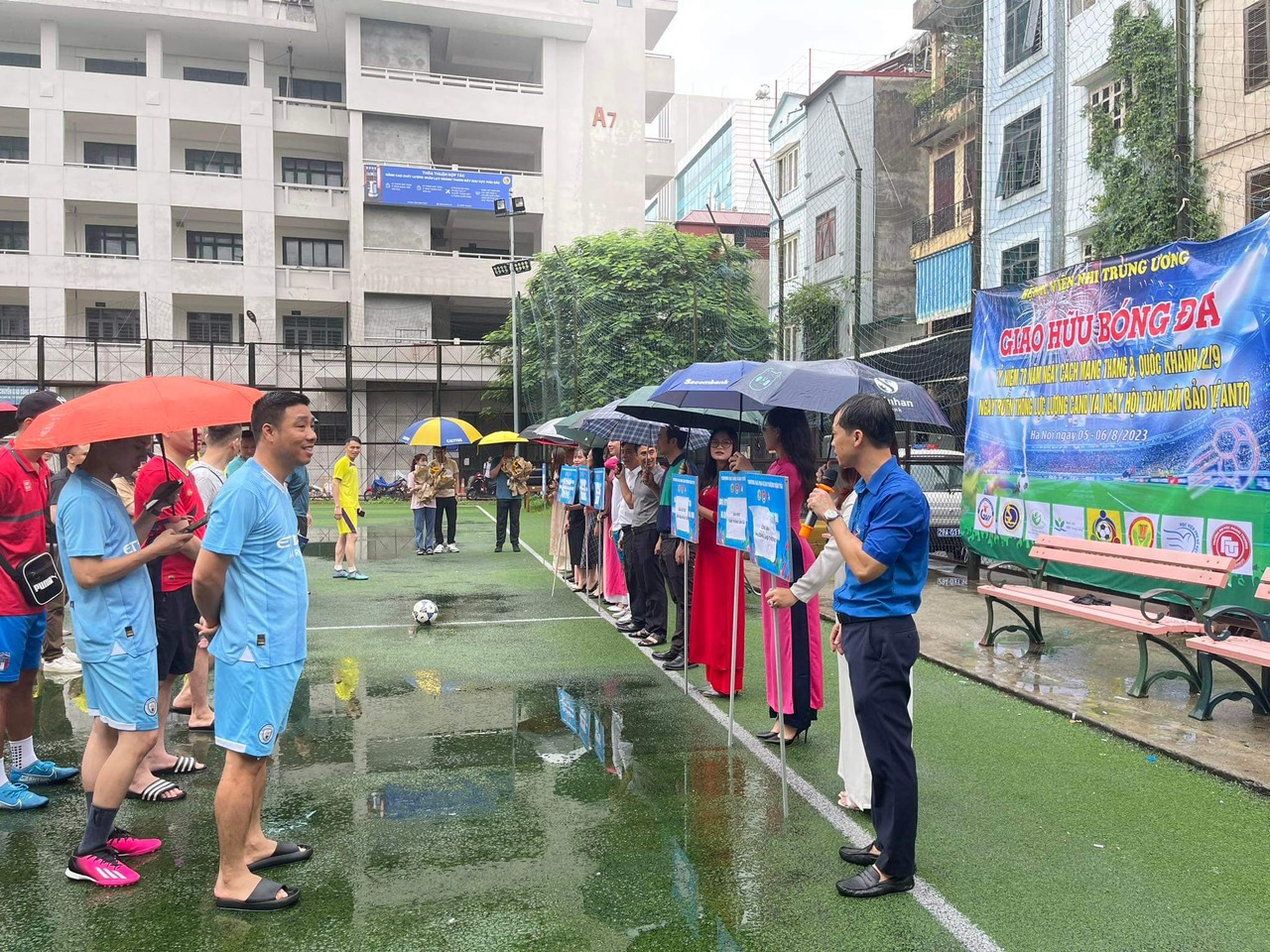 Giải giao hữu bóng đá giữa những người làm báo, công an, bác sĩ và giảng viên là hoạt động hướng đến chào mừng các sự kiện lớn của đất nước.