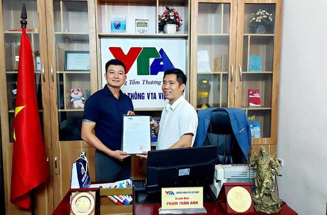 Ông Nguyễn Nghĩa Vượng - Chủ tịch HĐQT, kiêm Tổng Giám đốc Vibook Việt Nam và đại diện Truyền thông VTA - ông Phạm Tuấn Anh trong lễ kí kết hợp tác.
