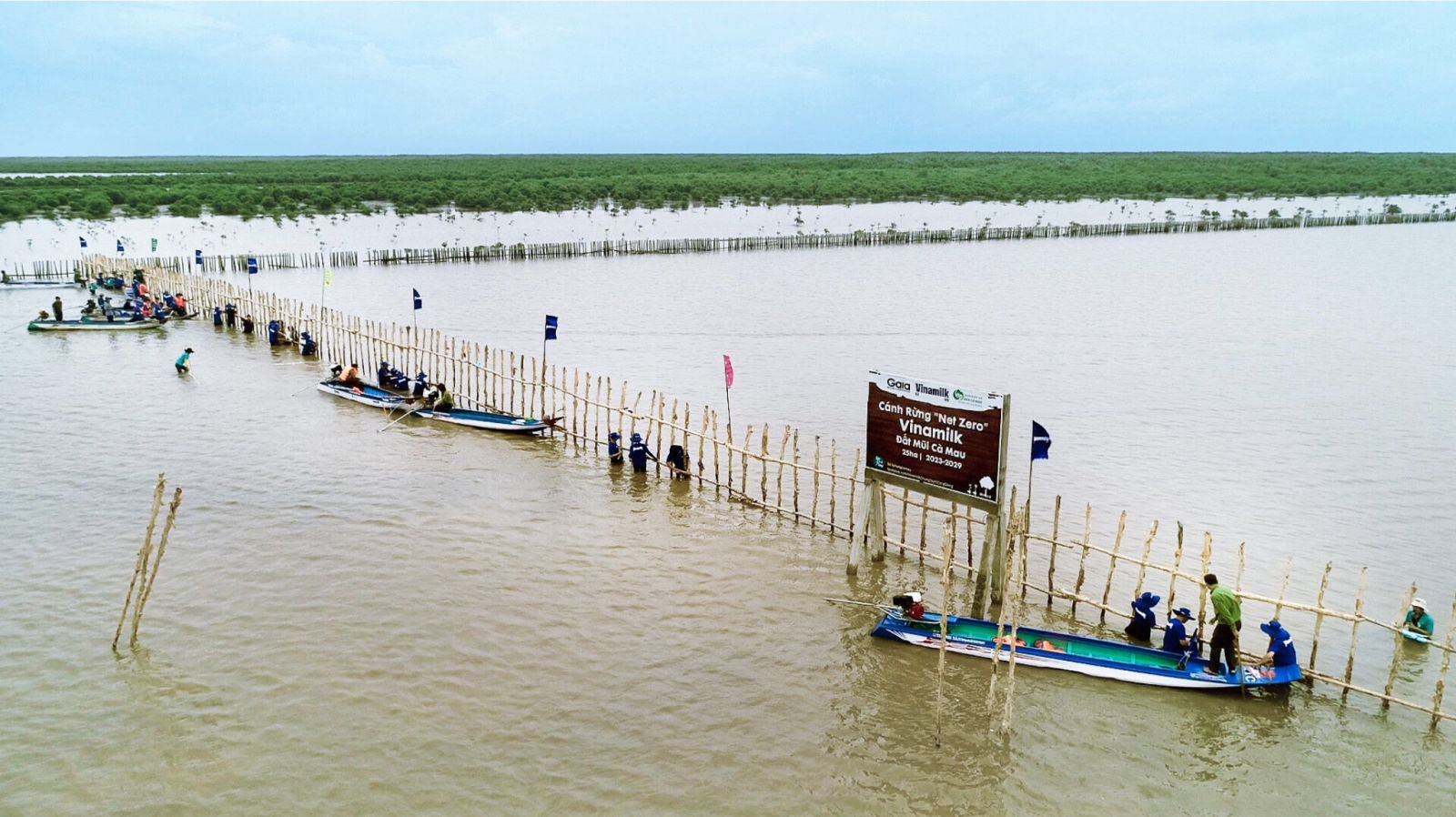 Tuy thời tiết mưa gió nhưng các nhân viên Vinamilk đã cùng Gaia và các cán bộ Vườn Quốc gia hoàn thành việc dựng hàng rào khoanh nuôi cho dự án 25ha tại vùng lõi Vườn Quốc gia ngày 18/8 vừa qua