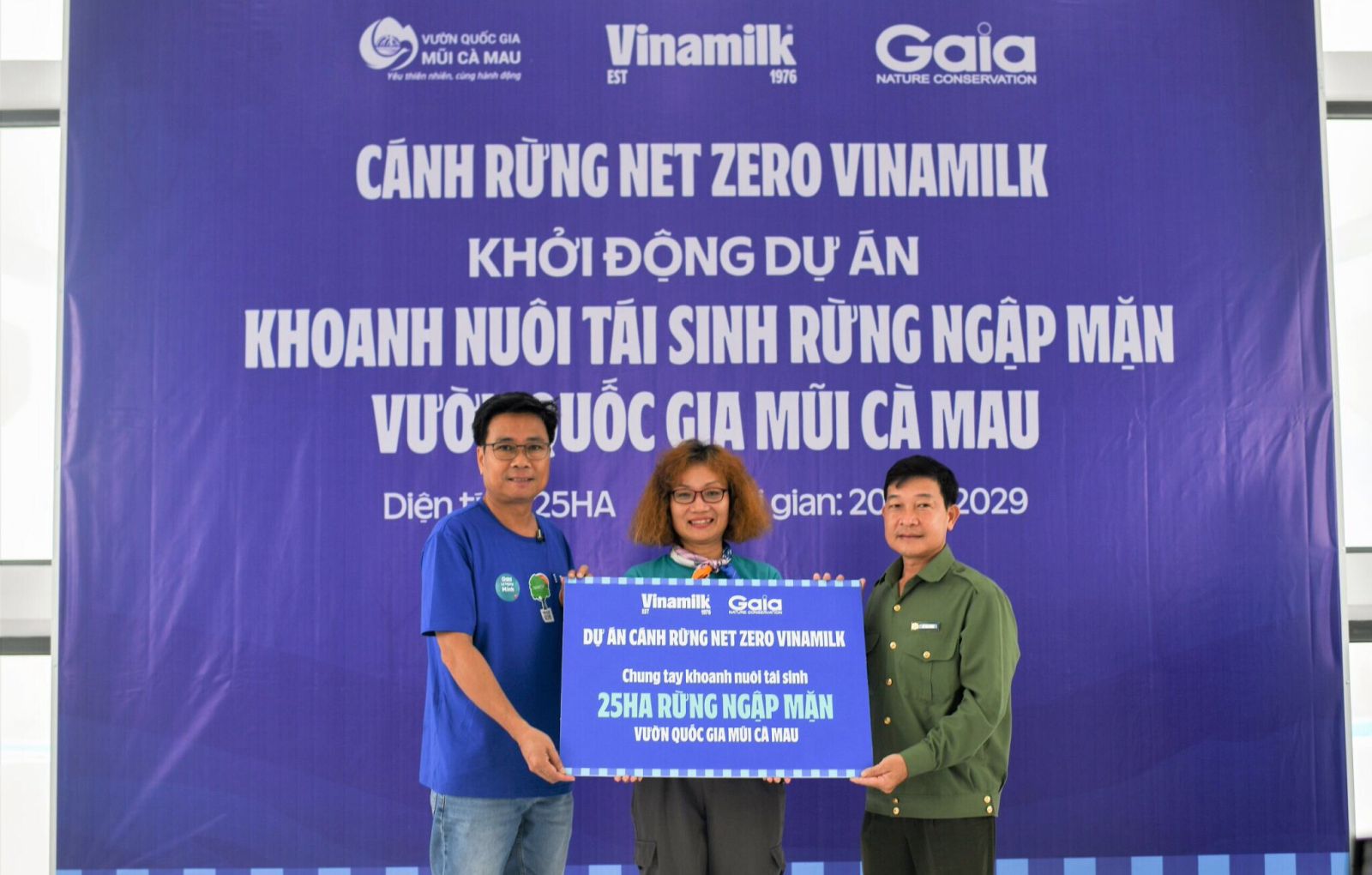 Ông Lê Hoàng Minh (bên trái) đại diện Vinamilk và bà Đỗ Thị Thanh Huyền đại diện Gaia trao tượng trưng bảng 25ha rừng ngập mặn thuộc dự án “Cánh rừng Net Zero Vinamilk” cho đại diện Vườn Quốc gia Mũi Cà Mau