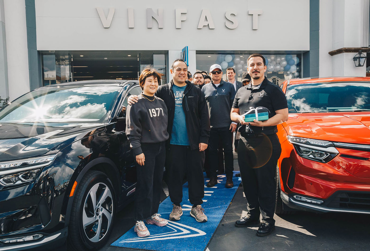 VinFast giao những chiếc xe VF 8 đầu tiên đến tay khách hàng tại Mỹ.