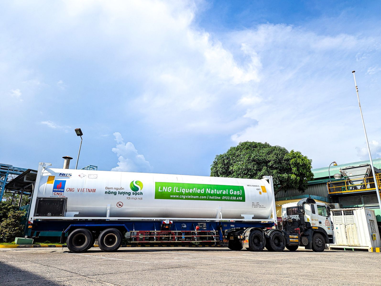 Xe bồn LNG của CNG Việt Nam với slogan: Đem nguồn năng lượng sạch tới mọi nơi.