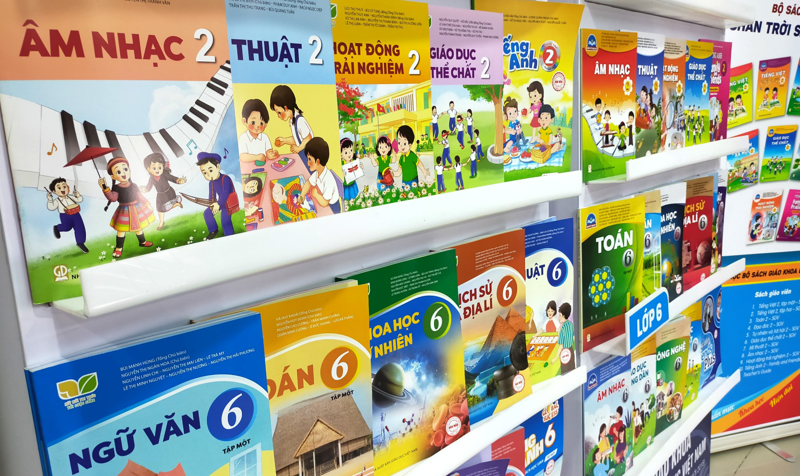 Nhiệm vụ chính của Nhà xuất bản Giáo dục Việt Nam là tổ chức biên tập, biên soạn, in và phát hành sách giáo khoa và các sản phẩm giáo dục phục vụ giảng dạy và học tập trên toàn quốc. 