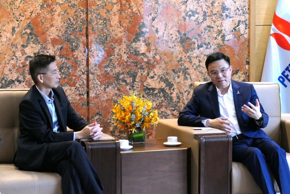 Tổng Giám đốc Petrovietnam Lê Mạnh Hùng trao đổi cùng ông Wong Kim Yin- Tổng Giám đốc Sembcorp Industries (Singapore) về hợp tác phát triển năng lượng xanh