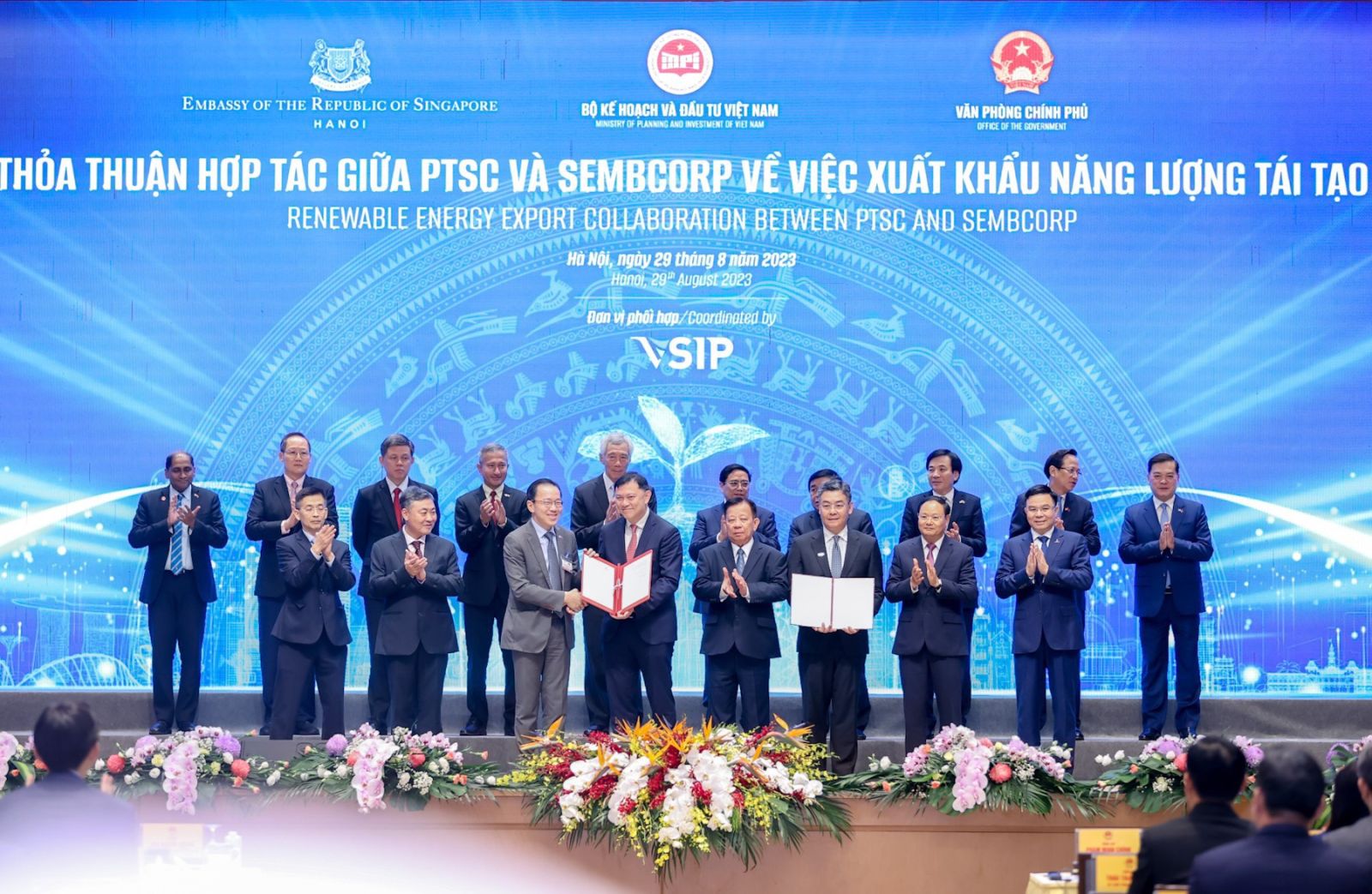 Hai Thủ tướng Chính phủ Việt Nam và Singapore chứng kiến trao nhận giấy phép khảo sát cho dự án điện gió ngoài khơi tại Việt Nam