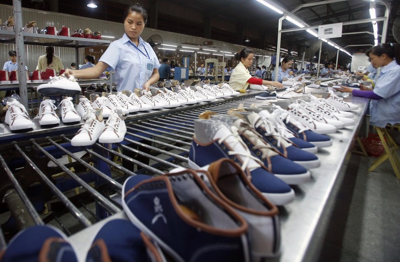 Công nhân làm việc tại một xưởng giày dép ở Hà Nội