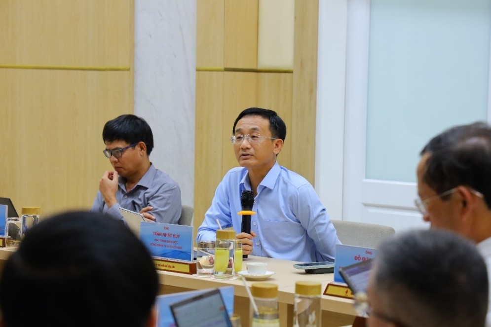 Phó Tổng Giám đốc PV GAS Trần Nhật Huy chủ trì cuộc họp