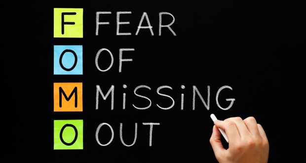 FOMO là từ viết tắt của Fear Of Missing Out