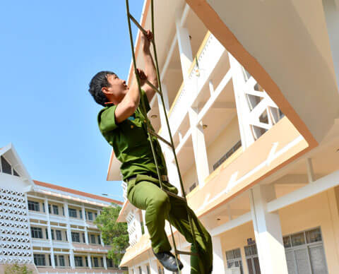 nếu bạn sống ở những tầng cao hơn, nếu thang không đủ dài để tiếp đất, thang dây vẫn giúp bạn di chuyển đến khu vực khác hoặc ít nhất là bạn có thể đu bám phía ngoài toà nhà giúp tránh ngạt khói