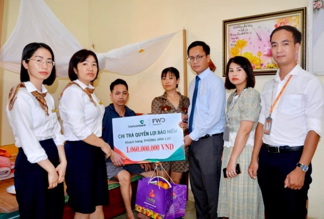 Đại diện Vietcombank Hải Dương và FWD Việt Nam thăm hỏi, tặng quà và trao biển tượng trưng chi trả quyền lợi bảo hiểm cho anh Phùng Văn Lực