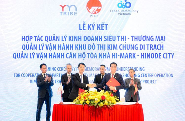 Đại diện công ty Leben community Việt Nam và WTO trao biên bản ký kết