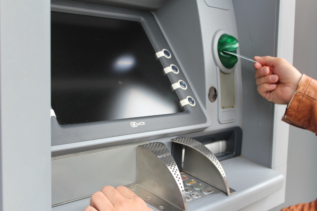 Thẻ ATM đang ngày càng được sử dụng phổ biến nhờ tính năng tiện lợi khi rút tiền.