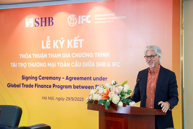 Ông Thomas Jacobs, Giám đốc Quốc gia IFC tại Việt Nam phát biểu tại lế ký kết.