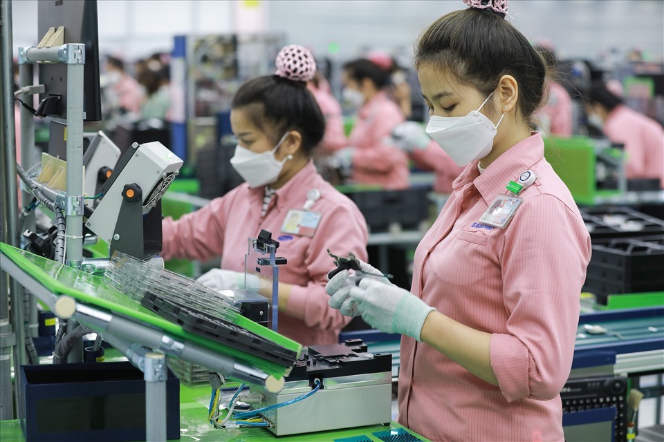 Các công nhân công ty sản xuất chip bán dẫn tại Việt Nam.