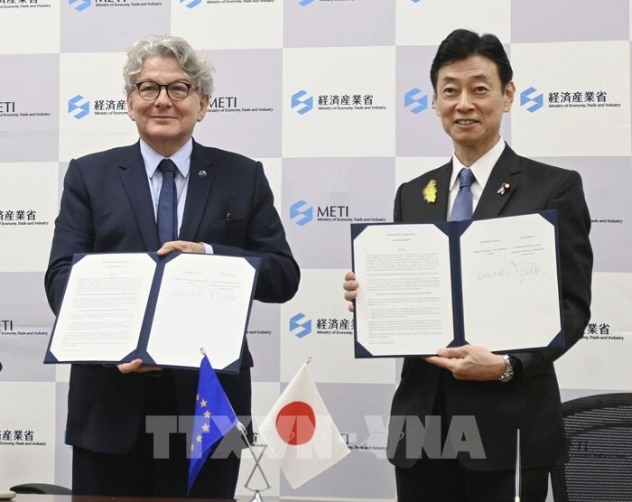 Ủy viên châu Âu về thị trường nội địa Thierry Breton (trái) và Bộ trưởng Kinh tế, Thương mại và Công nghiệp Nhật Bản Yasutoshi Nishimura ký Bản ghi nhớ (MoU) ưu tiên phát triển cơ chế chia sẻ thông tin để ngăn chặn khả năng thiếu hụt nguồn cung chip tại Tokyo, ngày 4/7/2023. 