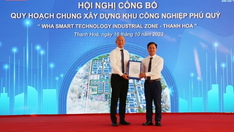 Lãnh đạo huyện Hoằng Hóa trao hồ sơ Quy hoạch chung xây dựng KCN Phú Quý đã được phê duyệt cho lãnh đạo Tập đoàn WHA - đơn vị tài trợ lập quy hoạch.