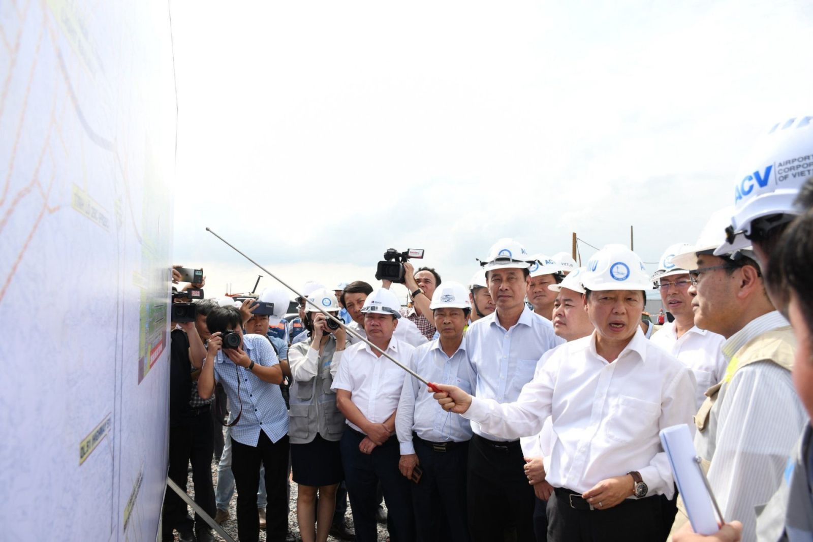 Phó Thủ tướng Trần Hồng Hà kiểm tra tại công trường dự án sân bay Long Thành.