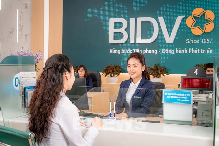Khách hàng giao dịch tại BIDV. 