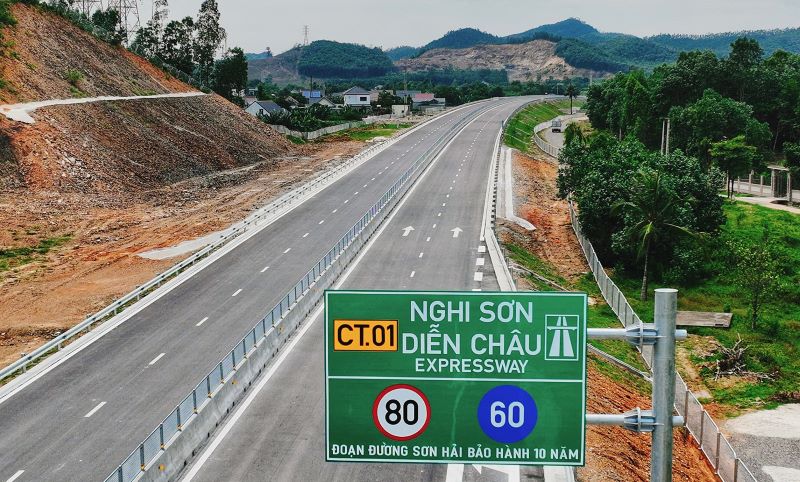 Cao tốc từ Hà Nội đến Nghệ An dài 251km, rút ngắn thời gian di chuyển từ Hà Nội về Nghệ An còn khoảng 3,5 tiếng so với 5 tiếng như trước đây.