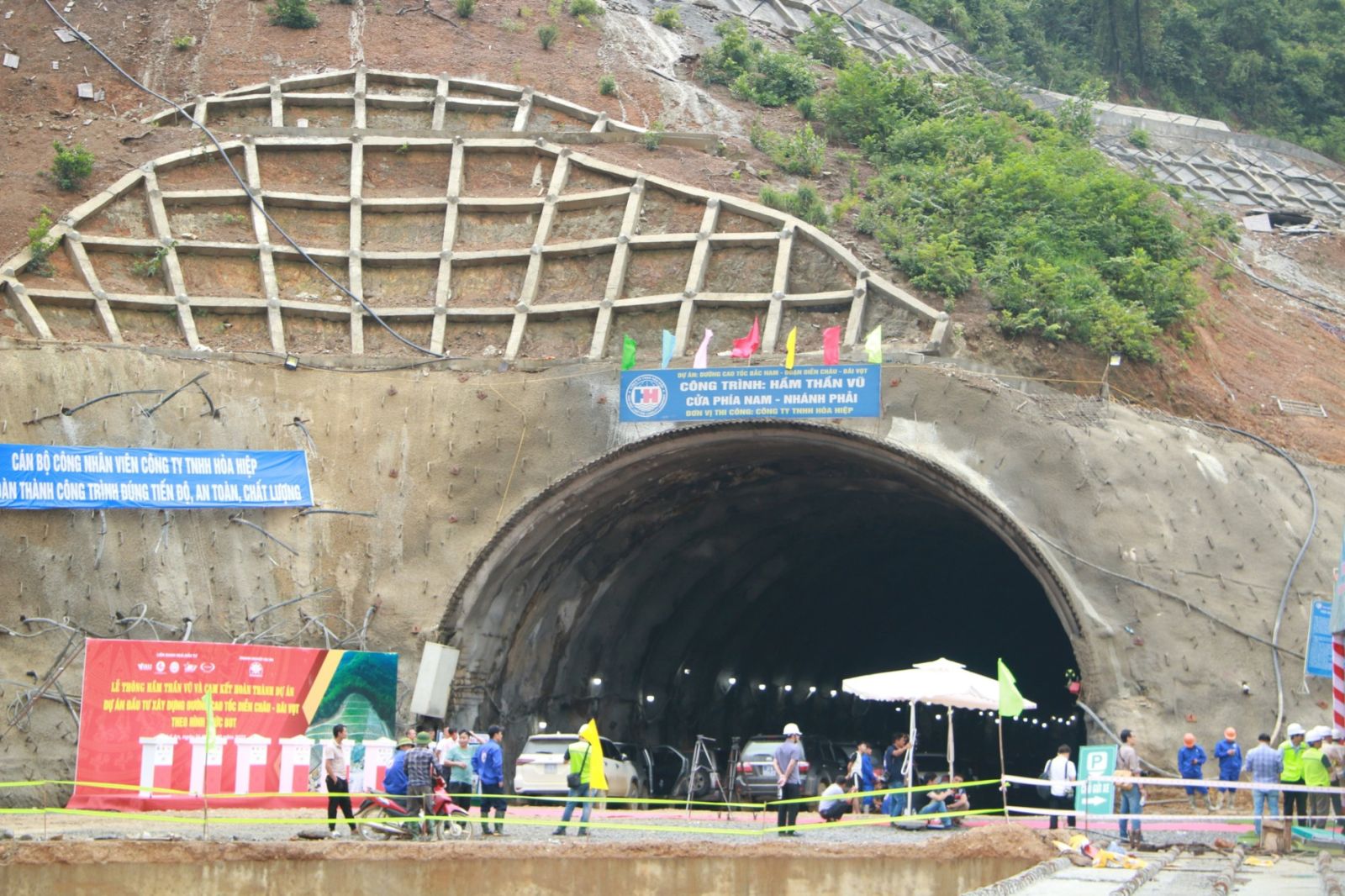 Hầm qua núi Thần Vũ nối Diễn Châu - Nghi Lộc trên tuyến cao tốc Bắc - Nam. Hầm Thần Vũ dài 1,13 km, quy mô hai hầm riêng biệt, chiều rộng mỗi hầm 13,78 m.