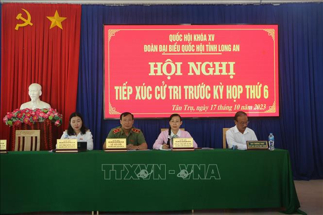 Trung tướng Lê Tấn Tới, Chủ nhiệm Ủy ban Quốc phòng An ninh của Quốc hội cùng các Đại biểu Quốc hội tỉnh Long An lắng nghe ý kiến của cử tri huyện Tân Trụ.