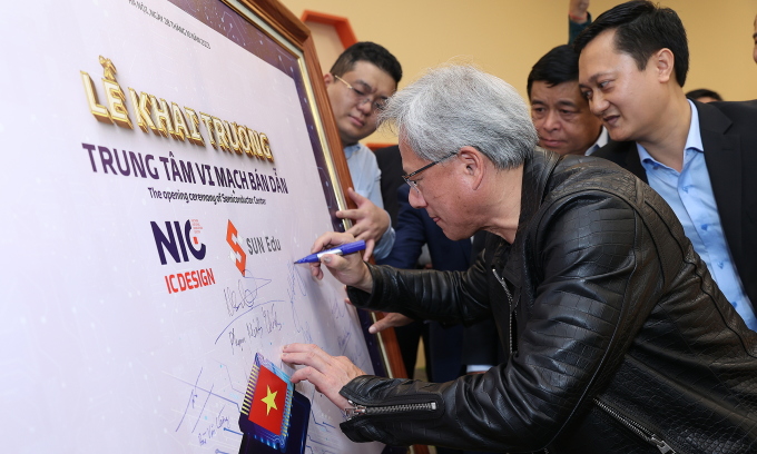 CEO Nvidia - ông Jensen Huang, ký tên trên tấm bảng tại Trung tâm vi mạch bán dẫn mới thành lập.