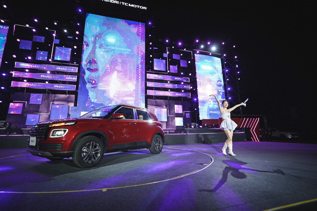 Trong đêm nhạc EDM, Hyundai Venue chính thức xuất hiện trên sân khấu và ra mắt thị trường Việt Nam.