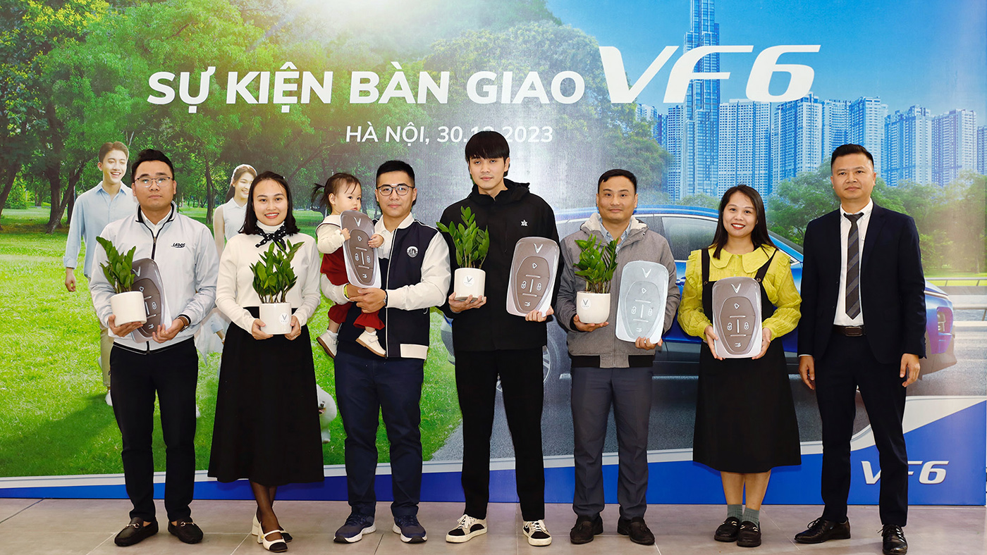 Những khách hàng đầu tiên nhận xe VinFast VF 6 tại Hà Nội.