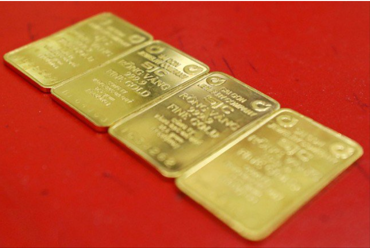 Dự báo về xu hướng giá vàng tuần tới, mặc dù tình hình tại Trung Đông lắng dịu, nhưng các chuyên gia vẫn cho rằng, quỹ đạo đi lên của vàng vẫn còn nguyên bởi kim loại quý này vẫn đang được hỗ trợ bởi nhiều yếu tố khác nhau, trong đó có sự suy yếu của đồng USD. Chỉ số US Dollar Index đóng phiên giảm xuống mức 105,96 đã làm tăng sức hấp dẫn của vàng đối với người mua nắm giữ các loại tiền tệ khác.  Chuyên gia phân tích thị trường Everett Millman của Gainesville Coins kỳ vọng thị trường vàng sẽ tiếp tục biến động mạnh vào tuần tới. Chuyên gia này dự báo, phạm vi hoạt động của vàng trong tuần tới sẽ được mở rộng.  Giá vàng trong nước thường diễn biến theo giá thế giới. Tuy nhiên, trước thông tin chuẩn bị đấu giá vàng thì giá vàng có thể sẽ ít biến động hơn trong phiên ngày 22/4.