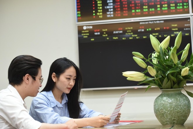 Chứng khoán phiên sáng 15/5: Nhóm VN30 tăng tốt, VN-Index tiếp đà "xanh"