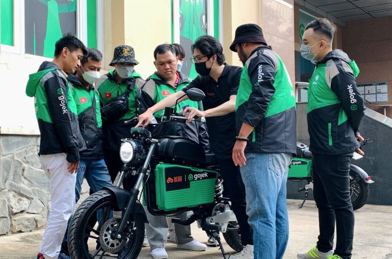 Dat Bike và Gojek Việt Nam hợp tác thí điểm vận chuyển khách bằng xe máy điện