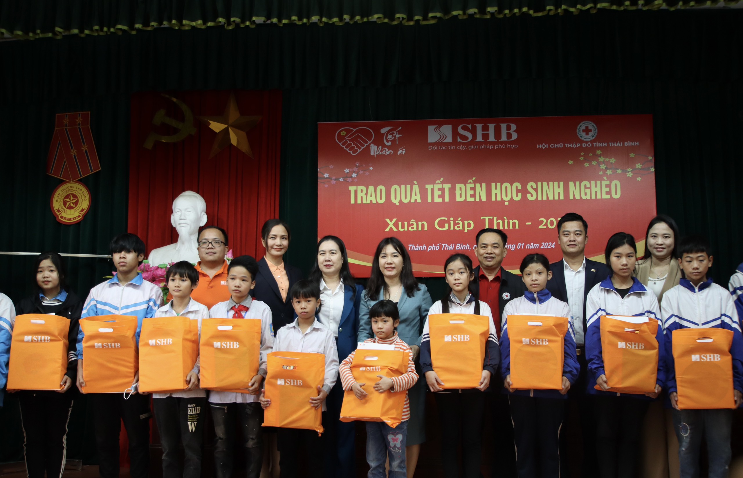 SHB mang Tết ấm đến trẻ em nghèo vượt khó tỉnh Thái Bình