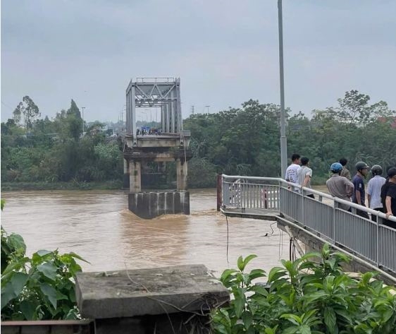 Sập cầu Phong Châu tỉnh Phú Thọ